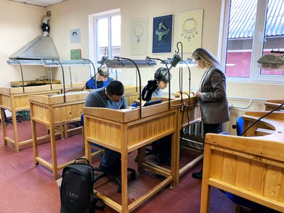 Виробляють дорогоцінні каблучки та кольє. Як у коледжі на Буковині навчають ювелірної справи Виробляють дорогоцінні каблучки та кольє. Як у коледжі на Буковині навчають ювелірної справи