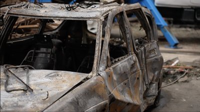 Згоріло авто унаслідок падіння безпілотника Згоріло авто унаслідок падіння безпілотника