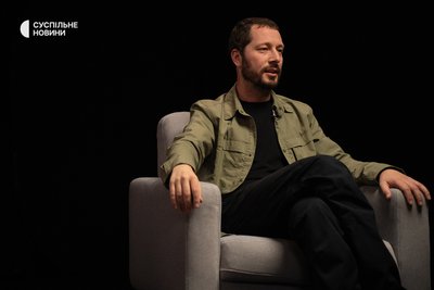 Віськовий репортер і режисер документальних фільмів "2000 метрів до Андріївки" та "20 днів у Маріуполі" Мстислав Чернов під час інтервʼю Суспільному, Київ, 28 серпня 2025 року Віськовий репортер і режисер документальних фільмів "2000 метрів до Андріївки" та "20 днів у Маріуполі" Мстислав Чернов під час інтервʼю Суспільному, Київ, 28 серпня 2025 року
