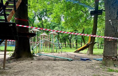 Травмувалися 16 дітей: в Ужгороді у мотузковому парку обірвався трос. Що відомо Травмувалися 16 дітей: в Ужгороді у мотузковому парку обірвався трос. Що відомо