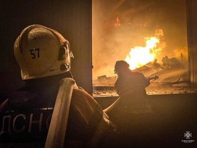 У Фастівському районі всю ніч гасили пожежу в меблевому цеху У Фастівському районі всю ніч гасили пожежу в меблевому цеху