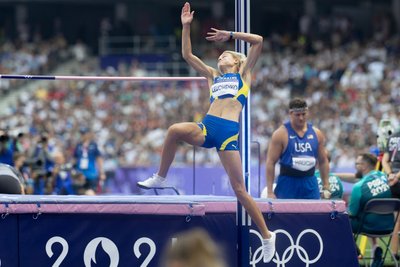 Юлія Левченко виконує стрибок під кутом після відштовхування на Олімпіаді-2024 Юлія Левченко виконує стрибок під кутом після відштовхування на Олімпіаді-2024