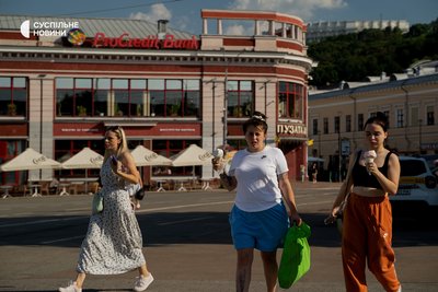 дівчата їдять морозиво у спекотний день на Подолі у Києві 13 липня 2024 року, спека у Києві дівчата їдять морозиво у спекотний день на Подолі у Києві 13 липня 2024 року, спека у Києві