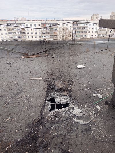 Удар по Сумах: дрон влучив у багатоповерхівку Удар по Сумах: дрон влучив у багатоповерхівку
