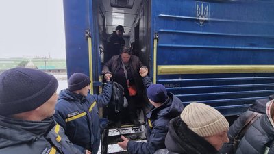 На Буковину евакуювали 25 людей з Донеччини, зокрема Покровська На Буковину евакуювали 25 людей з Донеччини, зокрема Покровська