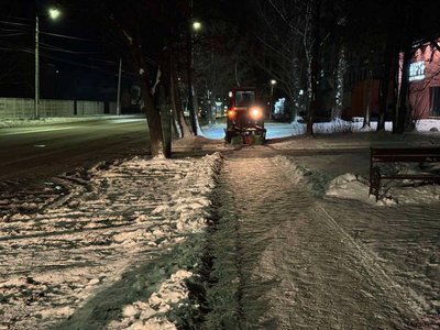 У Житомирі та області тривають роботи з очищення доріг і тротуарів У Житомирі та області тривають роботи з очищення доріг і тротуарів