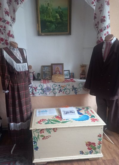 Український одяг та розмальована скриня в музеї в Коробчиному Український одяг та розмальована скриня в музеї в Коробчиному
