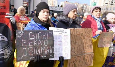 "Вони перебувають між небом і землею": у Хмельницькому відбулася акція на підтримку військовополонених "Вони перебувають між небом і землею": у Хмельницькому відбулася акція на підтримку військовополонених