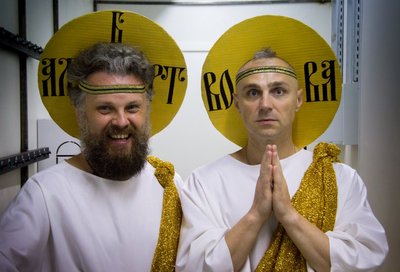 "Хамерман знищує віруси" про зміст своїх костюмів та безпосередню дитячу радість, коли одягнув на голову курку "Хамерман знищує віруси" про зміст своїх костюмів та безпосередню дитячу радість, коли одягнув на голову курку