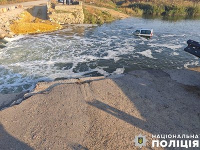 Поліцейські встановлюють обставини смертельної ДТП на Херсонщині Поліцейські встановлюють обставини смертельної ДТП на Херсонщині