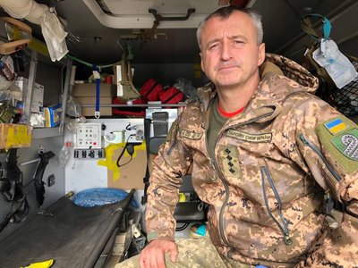 Евакуація поранених: як працюють парамедики на миколаївсько-херсонському напрямку Евакуація поранених: як працюють парамедики на миколаївсько-херсонському напрямку