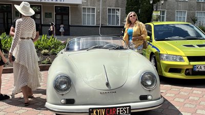 Автомобіль є реплікою класичного Porsche 356 Speedster, що базується на шасі Volkswagen Beetle та відтворює дизайн оригінальної моделі 1950-х років Автомобіль є реплікою класичного Porsche 356 Speedster, що базується на шасі Volkswagen Beetle та відтворює дизайн оригінальної моделі 1950-х років