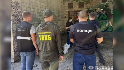 Намагався дати хабар у 2 000 доларів офіцеру Держприкордонслужби: поліція затримала підприємця Намагався дати хабар у 2 000 доларів офіцеру Держприкордонслужби: поліція затримала підприємця