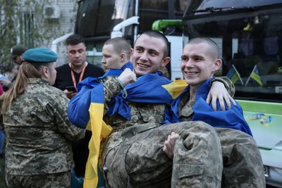 Україна та Росія провели найбільший обмін полоненими Україна та Росія провели найбільший обмін полоненими