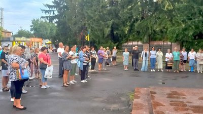 У Помічній на Кіровоградщині підняли біло-чорний "Прапор Надії" У Помічній на Кіровоградщині підняли біло-чорний "Прапор Надії"