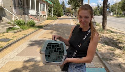 Зоозахисниця Анастасія показує кота в переносці Дружківка Донецька область 16 серпня 2025 рік Зоозахисниця Анастасія показує кота в переносці Дружківка Донецька область 16 серпня 2025 рік