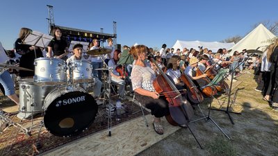 Музиканти під час виступу на флешмобі у Миколаєві, 5 вересня 2025 року Музиканти під час виступу на флешмобі у Миколаєві, 5 вересня 2025 року