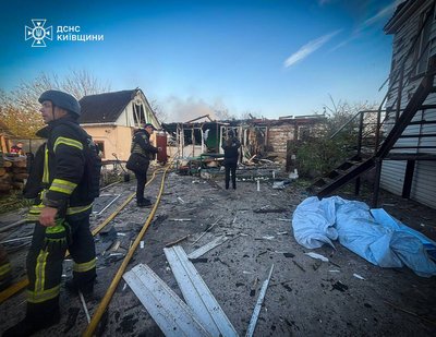 Горіли будинки, є загиблі і постраждалі: російська атака Київщини Горіли будинки, є загиблі і постраждалі: російська атака Київщини