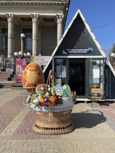 Виставка великодніх кошиків, просто неба, Тернопіль, квітень 2025 Виставка великодніх кошиків, просто неба, Тернопіль, квітень 2025