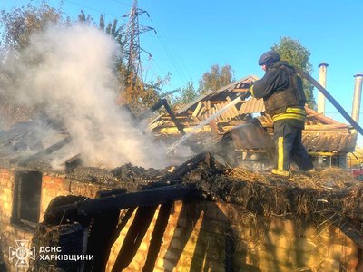 Рятувальник гасить пожежу у приватному будинку після масованого обстрілу Куп'янська 11 жовтня 2024 року Рятувальник гасить пожежу у приватному будинку після масованого обстрілу Куп'янська 11 жовтня 2024 року