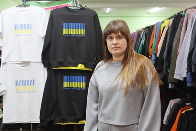 В Охтирці шиють одяг з патріотичними принтами за грантові кошти В Охтирці шиють одяг з патріотичними принтами за грантові кошти
