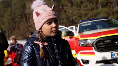 У Чернігові рятувальники показали дітям, як рятувати людей на кризі У Чернігові рятувальники показали дітям, як рятувати людей на кризі