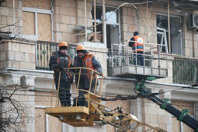 На вулиці Сумській у Харкові усувають наслідки влучання "Шахеда", 26 лютого 2025 року 9 На вулиці Сумській у Харкові усувають наслідки влучання "Шахеда", 26 лютого 2025 року 9