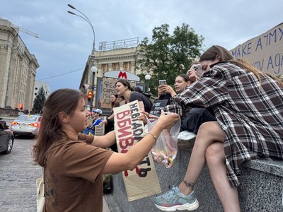 Учасниця акції протесту у Харкові роздає людям цукерки Учасниця акції протесту у Харкові роздає людям цукерки