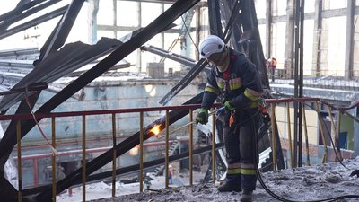 На пошкодженій російськими ударами ТЕС триває ліквідація руйнувань На пошкодженій російськими ударами ТЕС триває ліквідація руйнувань