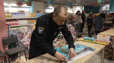 У Тернополі поліцейські організували акцію для дітей, подарунки дітям, 23 грудня 2025 року У Тернополі поліцейські організували акцію для дітей, подарунки дітям, 23 грудня 2025 року