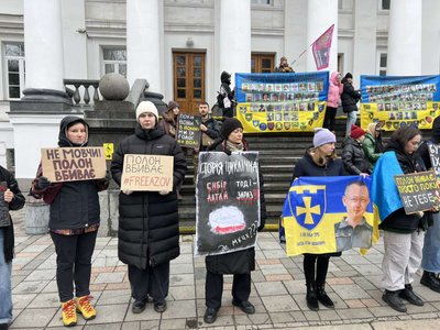 У Полтаві рідні воїнів влаштували акцію-нагадування "Не мовчи. Полон вбиває" У Полтаві рідні воїнів влаштували акцію-нагадування "Не мовчи. Полон вбиває"