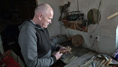 Демобілізований військовий з Волині вчителює і пише ікони на ящиках з-під набоїв Демобілізований військовий з Волині вчителює і пише ікони на ящиках з-під набоїв