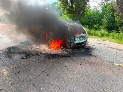 Автівка, яка зайнялася внаслідок влучання російського безпілотника, Богодухів Автівка, яка зайнялася внаслідок влучання російського безпілотника, Богодухів