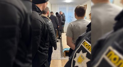 В центрі Бердичева на Житомирщині поліцейські переслідували та затримали водія легковика: що сталося В центрі Бердичева на Житомирщині поліцейські переслідували та затримали водія легковика: що сталося
