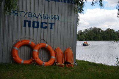 Рятувальний пост біля однієї з водойм у Харкові Рятувальний пост біля однієї з водойм у Харкові