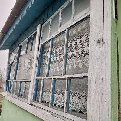 Пошкоджена веранда одного з будинків Пошкоджена веранда одного з будинків