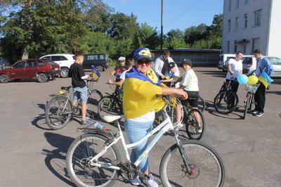 В Олевську на День Державного прапора підняли стяг та провели велопробіг
