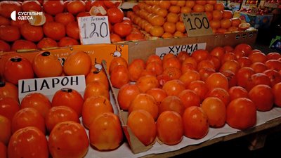 Мандарини, апельсини, гранат та хурма: скільки коштують фрукти на одеському "Привозі" Мандарини, апельсини, гранат та хурма: скільки коштують фрукти на одеському "Привозі"