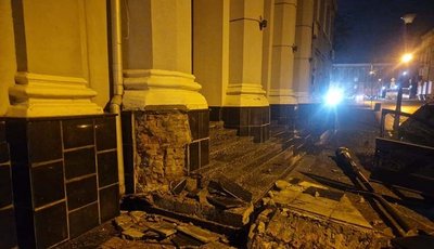 В'їхав у стіну прокуратури, Тернопіль, лютий 2025 В'їхав у стіну прокуратури, Тернопіль, лютий 2025
