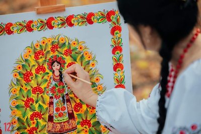 "Щиро рада, що моє мистецтво шириться світом". Роботи майстрині петриківки з Дніпра покажуть у Великій Британії "Щиро рада, що моє мистецтво шириться світом". Роботи майстрині петриківки з Дніпра покажуть у Великій Британії