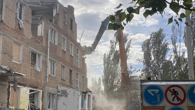 Подвір'я, де відбуваються роботи з демгнтажу частини будинку, 22 вересня 2024 року Подвір'я, де відбуваються роботи з демгнтажу частини будинку, 22 вересня 2024 року