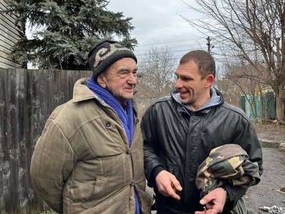 Вулиця усіяна уламками, людям дахи позносило. У Києві уламки ракети влучили в приватні будинки Вулиця усіяна уламками, людям дахи позносило. У Києві уламки ракети влучили в приватні будинки
