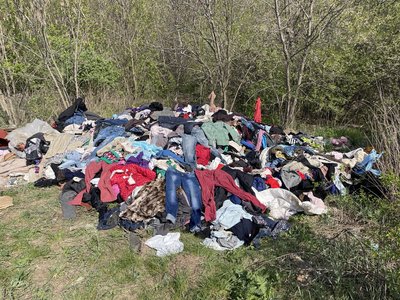 Біля села на Харківщині невідомі викинули гори секонд-хенду