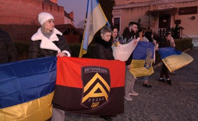 У Луцьку зустріли звільненого з російського полону бійця Юрія Царіцина У Луцьку зустріли звільненого з російського полону бійця Юрія Царіцина