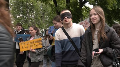 У кріслах колісних і з тактильними тростинами: молодь Рівного організувала ходу на підтримку людей з інвалідністю У кріслах колісних і з тактильними тростинами: молодь Рівного організувала ходу на підтримку людей з інвалідністю