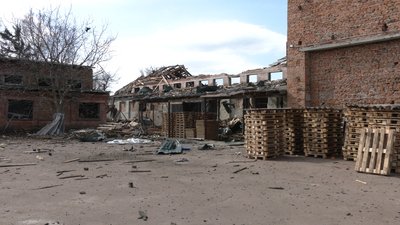 Сховалась від "шахедів" у шафі, будинок підстрибував: очевидці про атаку РФ на підприємство в Новгороді-Сіверському Сховалась від "шахедів" у шафі, будинок підстрибував: очевидці про атаку РФ на підприємство в Новгороді-Сіверському