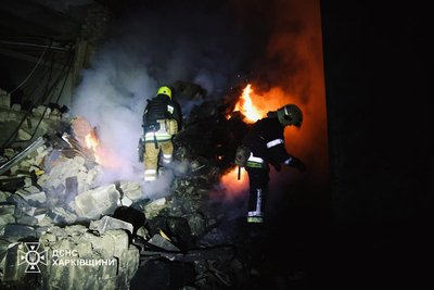 Рятувальники гасять пожежу після масованої атаки дронів на Чугуїв на Харківщині, 7 листопада 2025 року Рятувальники гасять пожежу після масованої атаки дронів на Чугуїв на Харківщині, 7 листопада 2025 року