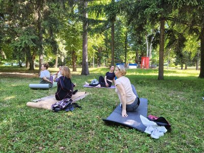 У Житомирі провели безкоштовне заняття з йоги просто неба: як це допомагає боротися зі стресом У Житомирі провели безкоштовне заняття з йоги просто неба: як це допомагає боротися зі стресом