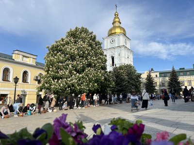 Великдень: кияни освячують паски Михайлівському соборі Великдень: кияни освячують паски Михайлівському соборі