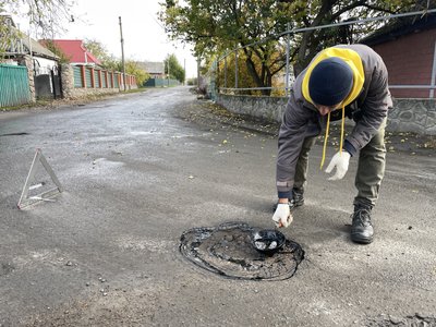 На Полтавщині волонтер самотужки латає ями на дорогах селища На Полтавщині волонтер самотужки латає ями на дорогах селища